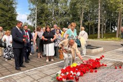 Делегация Калининского района приняла участие в торжественно-траурных мероприятиях на железнодорожной станции Лычково