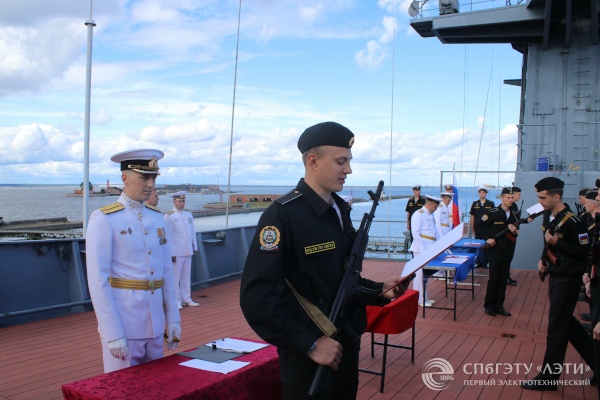 Лэтишники «оморячились»: студенты ВУЦ приняли присягу