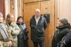 Временно исполняющий обязанности главы администрации района Александр Давидович Векслер встретился с жителями дома № 5 на ул. Исполкомской