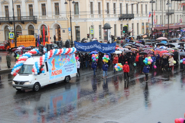 В Первомай Центральный район прошел по Невскому проспекту
