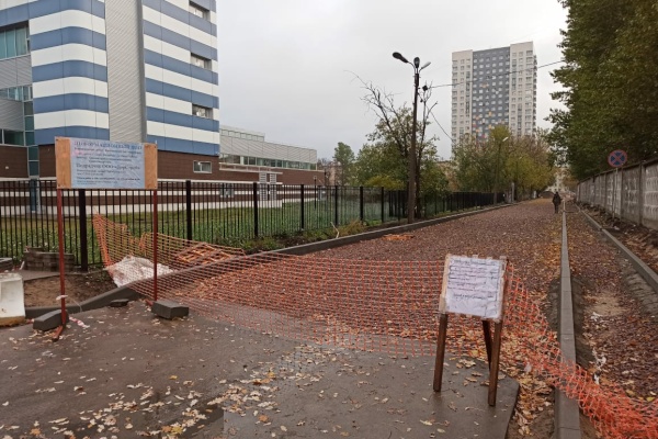 На улице Ивана Зубкова в Кировском районе продолжаются работы по благоустройству