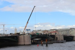 На Биржевом мосту уберут временные опоры