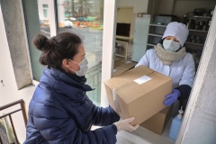 Продуктовые наборы выдают в школах и детских садах Московского района