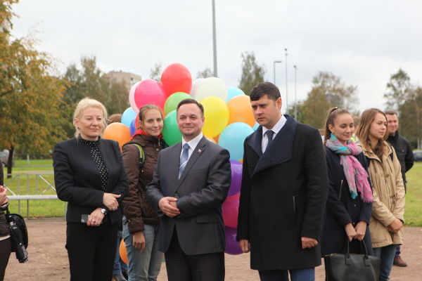 На Аллее транспортников в Невском районе высадили деревья  