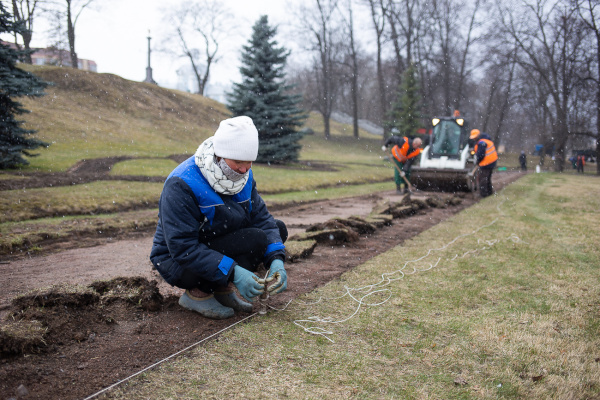 ​​​​​​​Садовники готовят городские скверы и парки к летнему сезону