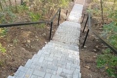Лестница у мостика через Малую Сестру в районе многопрофильной клиники «Сестрорецкая» — построена