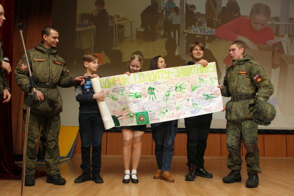 С акцией «Подарок солдату-защитнику» фрунзенские школьники приехали в Красное село
