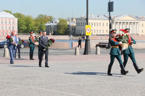 Возложение цветов к памятнику Петру Первому на Сенатской площади