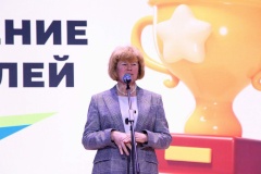 Ирина Потехина вместе с Алексеем Корабельниковым наградила победителей проекта «Твой бюджет в школах - 2025»