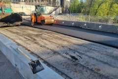 В Приморском районе Санкт‑Петербурга завершили асфальтирование моста через Черную речку