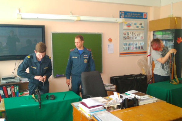 Кадеты научились надевать противогазы