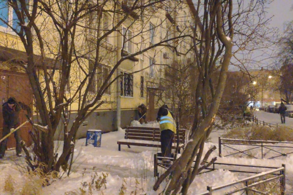 Сегодня с четырех утра жилищно-коммунальные службы Кировского района вышли на борьбу со снегом.