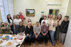 Участницы проекта «Миссис Петроградский район» поздравили подопечных Центра ночного пребывания на улице Чапаева с Масленицей