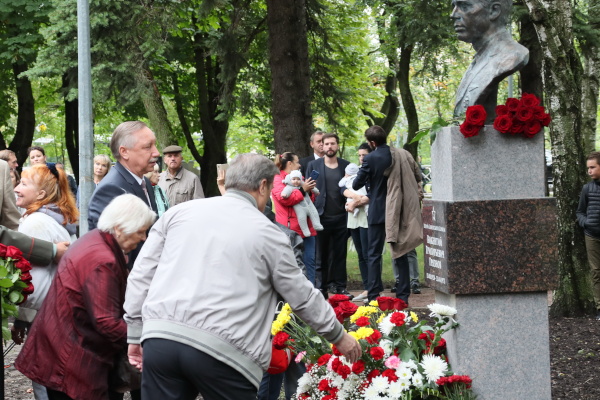 В Авиагородке отерыли памятник бортмеханику Викентию Грязнову