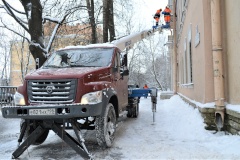 Крыши домов от снежных шапок в Приморском районе очищают с помощью автовышки