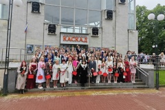 96 выпускникам Петродворцового района вручили медали за успехи в обучении