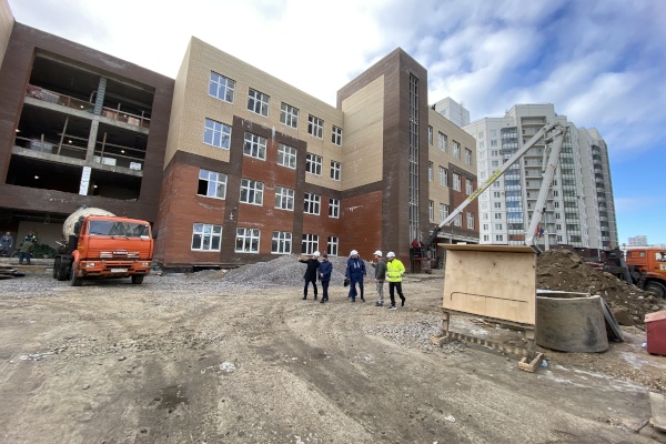 В школе на улице Оптиков приступили к отделочным работам