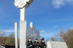 Школьники Санкт‑Петербурга возложили цветы к мемориалу «Цветок жизни»