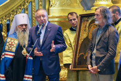 Александр Беглов: Тихвинская икона Божией Матери, переданная в дар Русской православной церкви художником Никасом Сафроновым, останется в Петербурге