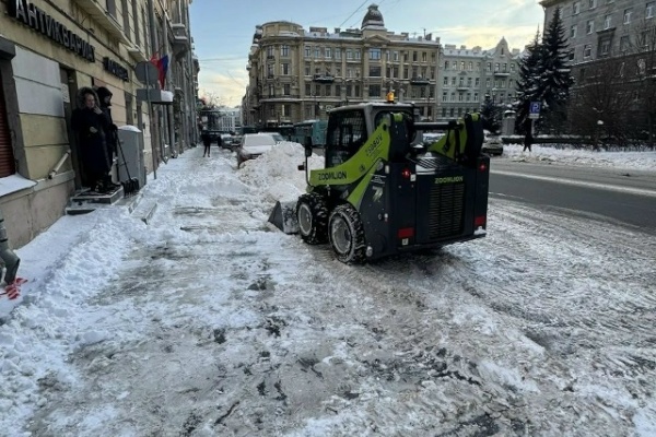13 января во дворах и внутриквартальных подъездах Петроградского района снег убирали 65 единиц техники и 458 дворников
