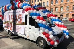 «Поем двором!»: Фронтовая бригада Центрального района поздравила жителей и ветеранов с Днем Победы