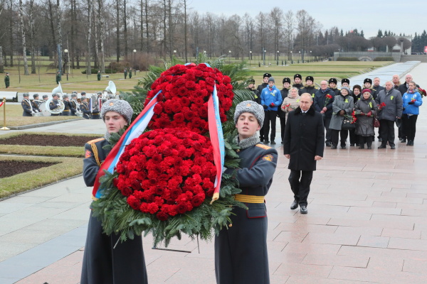 Возложение цветов на Пискаревском мемориальном кладбище