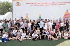 В рамках летней оздоровительной кампании, организованной педагогами из Кировского района, в лагере «Дружных» состоялась встреча с певцом Денисом Яковлевым