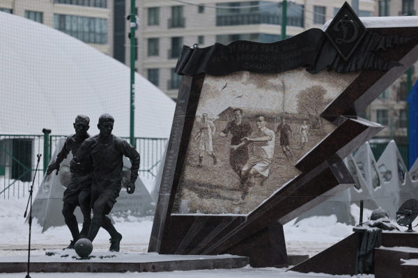 Александр Беглов почтил память участников блокадного футбольного матча