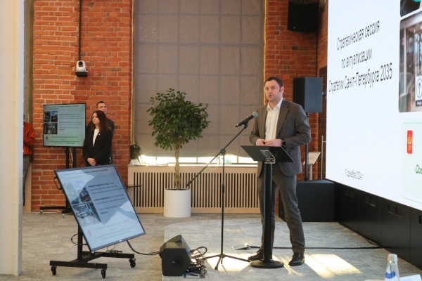 Развитие сети электробусов и трамвайного движения, наземное метро, усовершенствование Единой платформы управления транспортной системой. Как еще улучшить качество городской среды, обсудили власти Петербурга на стратегической сессии