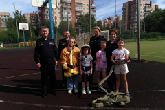 Эстафета для самых ловких: специалисты пожарно-спасательного отряда провели соревнования для воспитанников лагеря «Петергофская регата»