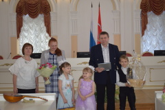 Семья Плаксиных стала обладателем микроавтобуса