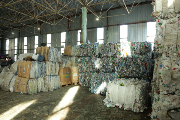 Путь пластиковой бутылки: от контейнера до завода по переработке