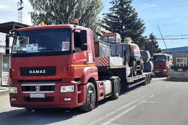 В Мариуполь прибыла строительная техника и автобусы из Петербурга