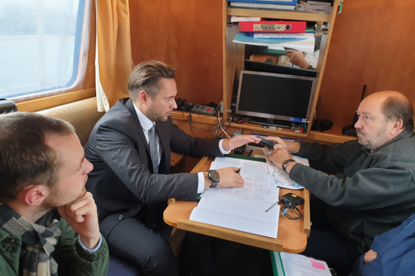 В рамках обхода городских акваторий Денис Беляев подвел промежуточные итоги работы Комитета по природопользованию в навигацию 2019 года