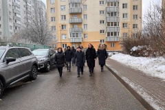 Глава района проинспектировал качество уборки в одном из кварталов в Парголово