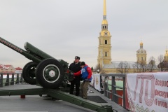 Ветеран Московского района произвел полуденный выстрел из пушки Нарышкина бастиона в честь юбилея ГТО