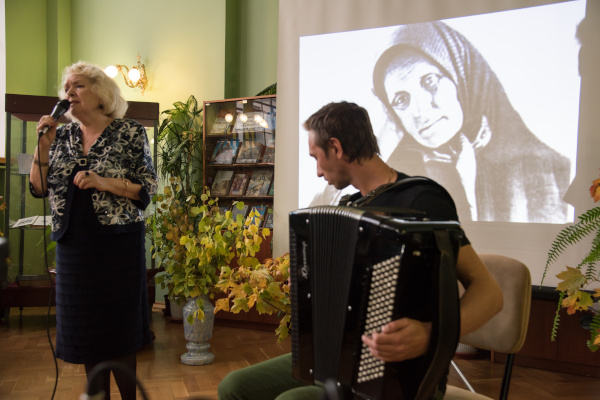 В Центральной районной библиотеке состоялась музыкально-поэтическая программа «Закружилась листва золотая…», посвященная 120-летнему юбилею Сергея Есенина.