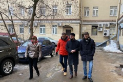 Глава района проверил качество уборки дворов на улице Фрунзе