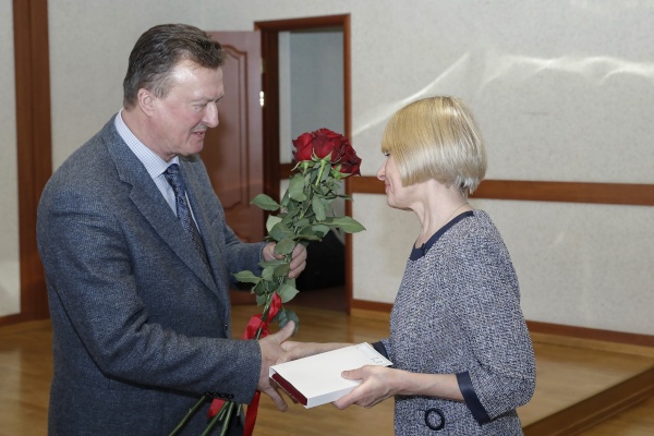 Глава района вручил педагогам ведомственные награды