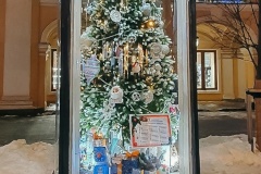 Новогодние игрушки из Калининского района украсили Невский проспект