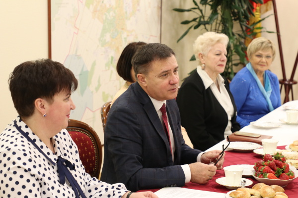 В канун 8 марта женщин-руководителей общественных организаций поздравил глава администрации Пушкинского района Владимир Омельницкий