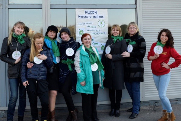 Ярким флешмобом открыли экологическую акцию "Выбрасывай грамотно!" в Невском районе