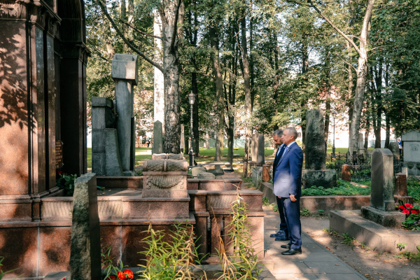 Возложение цветов к памятнику Ивану Георгиевичу Зубкову