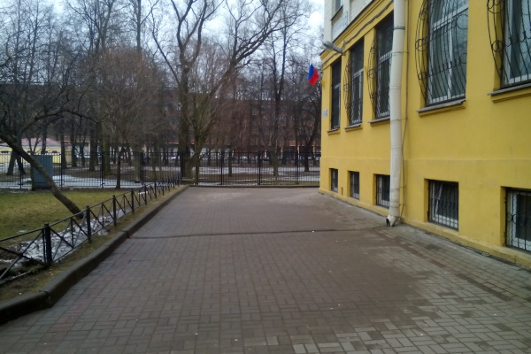 Гимназия № 330 присоединилась к весеннему месячнику благоустройства