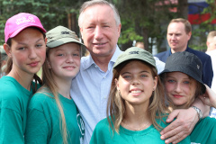 Александр Беглов встретился с детьми из города-побратима Мариуполя