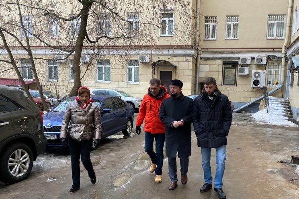 Глава района проверил качество уборки дворов на улице Фрунзе