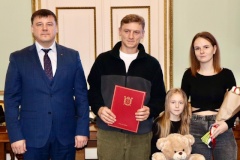 В Жилищном комитете состоялась торжественная церемония вручения сертификатов на приобретение жилья
