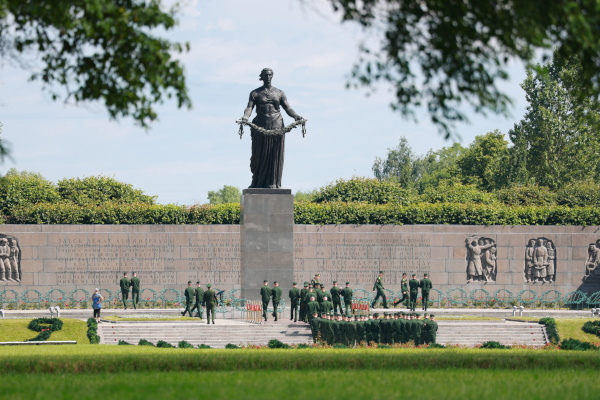 Возложение к монументу «Мать-Родина» на Пискаревском мемориальном кладбище