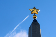 В День защитника Отечества Александр Беглов возложил цветы к обелиску «Городу-Герою Ленинграду» на площади Восстания