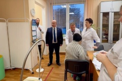 Глава Калининского района посетил реабилитационные отделения поликлиник